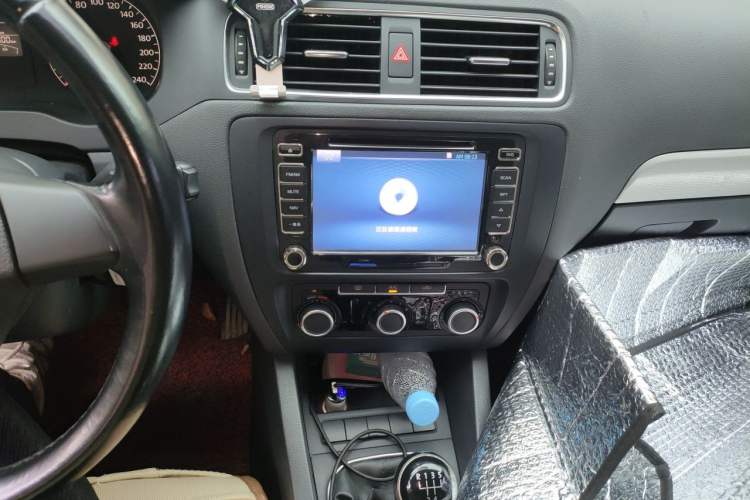 Used Volkswagen Sagitar 2014 1.6L Manual Comfort Model Audio And AC Panel