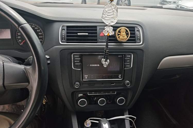Used Volkswagen Sagitar 2014 Revised Version 1.6L Automatic Comfort Edition Audio And AC Panel