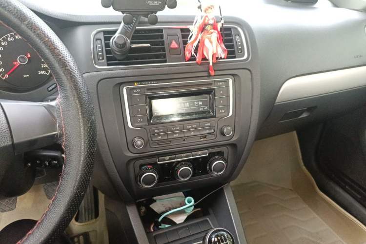 Used Volkswagen Sagitar 2014 Revised Version 1.6L Manual Comfort Edition Audio And AC Panel