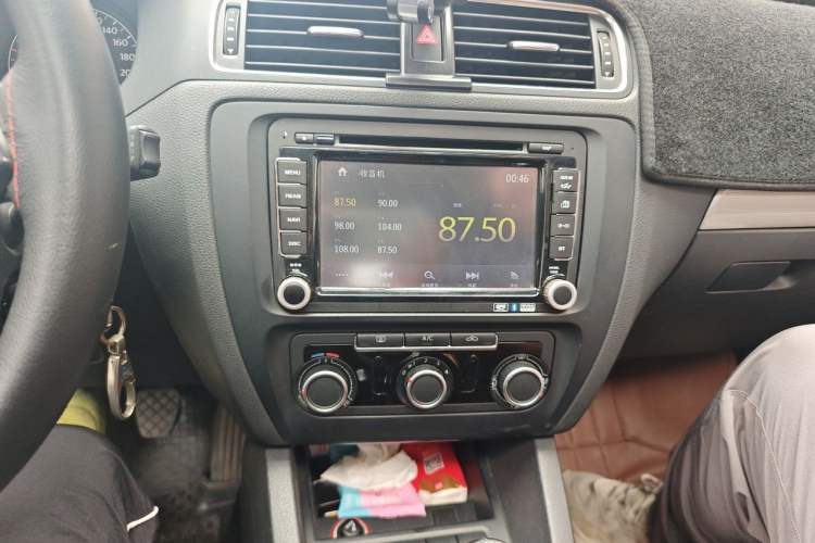 Used Volkswagen Sagitar 2014 Revised Version 1.6L Manual Comfort Edition Audio And AC Panel