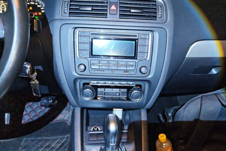 Used Volkswagen Sagitar 2014 Revised Version 1.4TSI Automatic Luxury Edition Audio And AC Panel