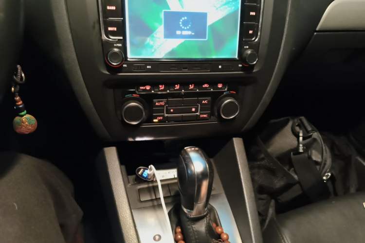 Used Volkswagen Sagitar 2014 1.4TSI Automatic Luxury Model Audio And AC Panel