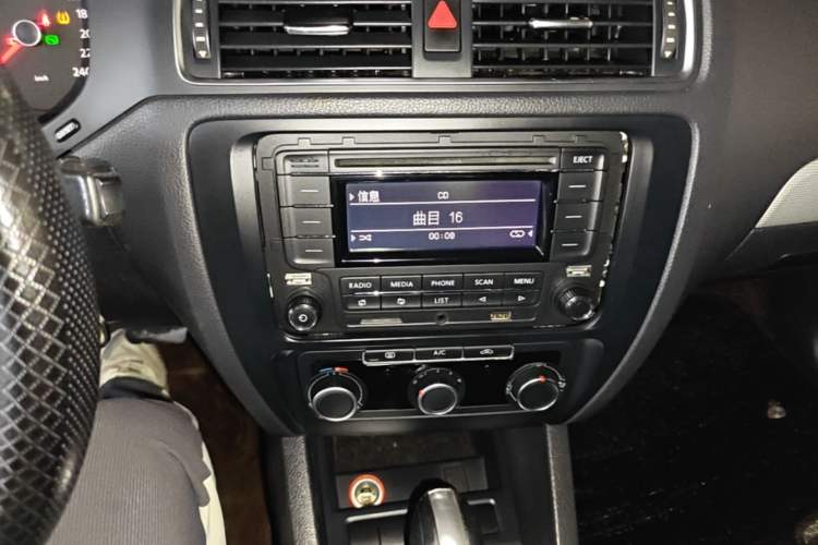 Used Volkswagen Sagitar 2014 Revised Version 1.6L Automatic Comfort Edition Audio And AC Panel