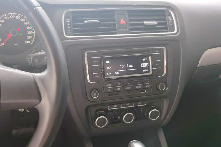 Used Volkswagen Sagitar 2014 Revised Version 1.6L Automatic Comfort Edition Audio And AC Panel