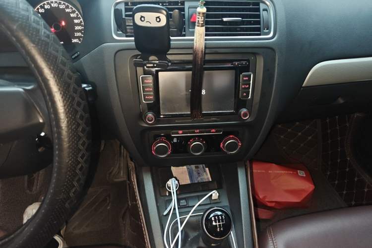 Used Volkswagen Sagitar 2014 Revised Version 1.6L Manual Leading Edition Audio And AC Panel