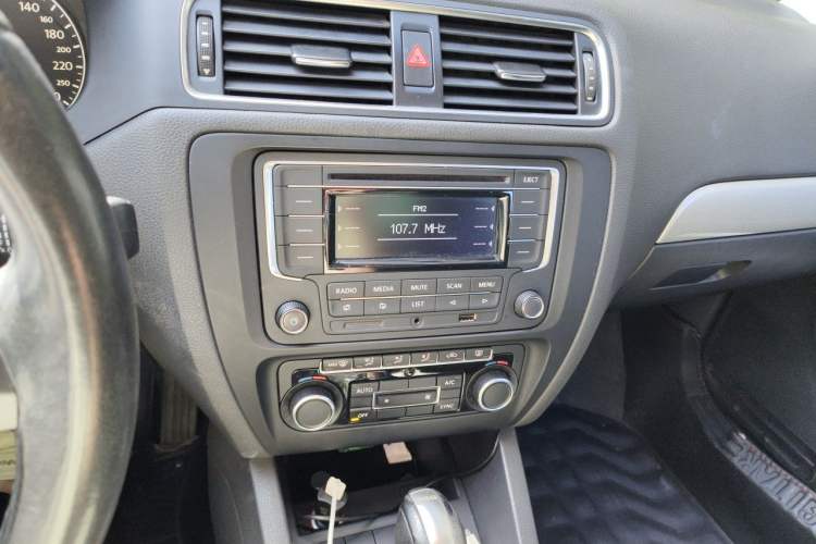 Used Volkswagen Sagitar 2014 Revised Version 1.4TSI Automatic Luxury Edition Audio And AC Panel