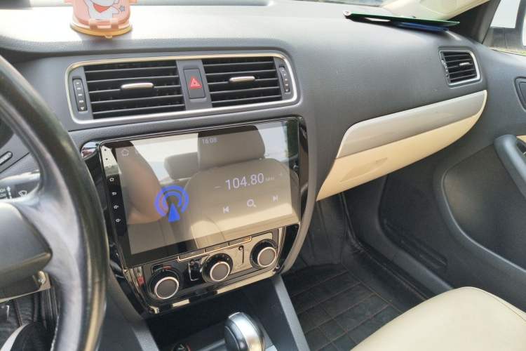 Used Volkswagen Sagitar 2014 1.6L Automatic Comfort Model Audio And AC Panel