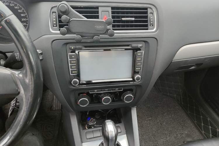 Used Volkswagen Sagitar 2014 Revised Version 1.6L Automatic Comfort Edition Audio And AC Panel