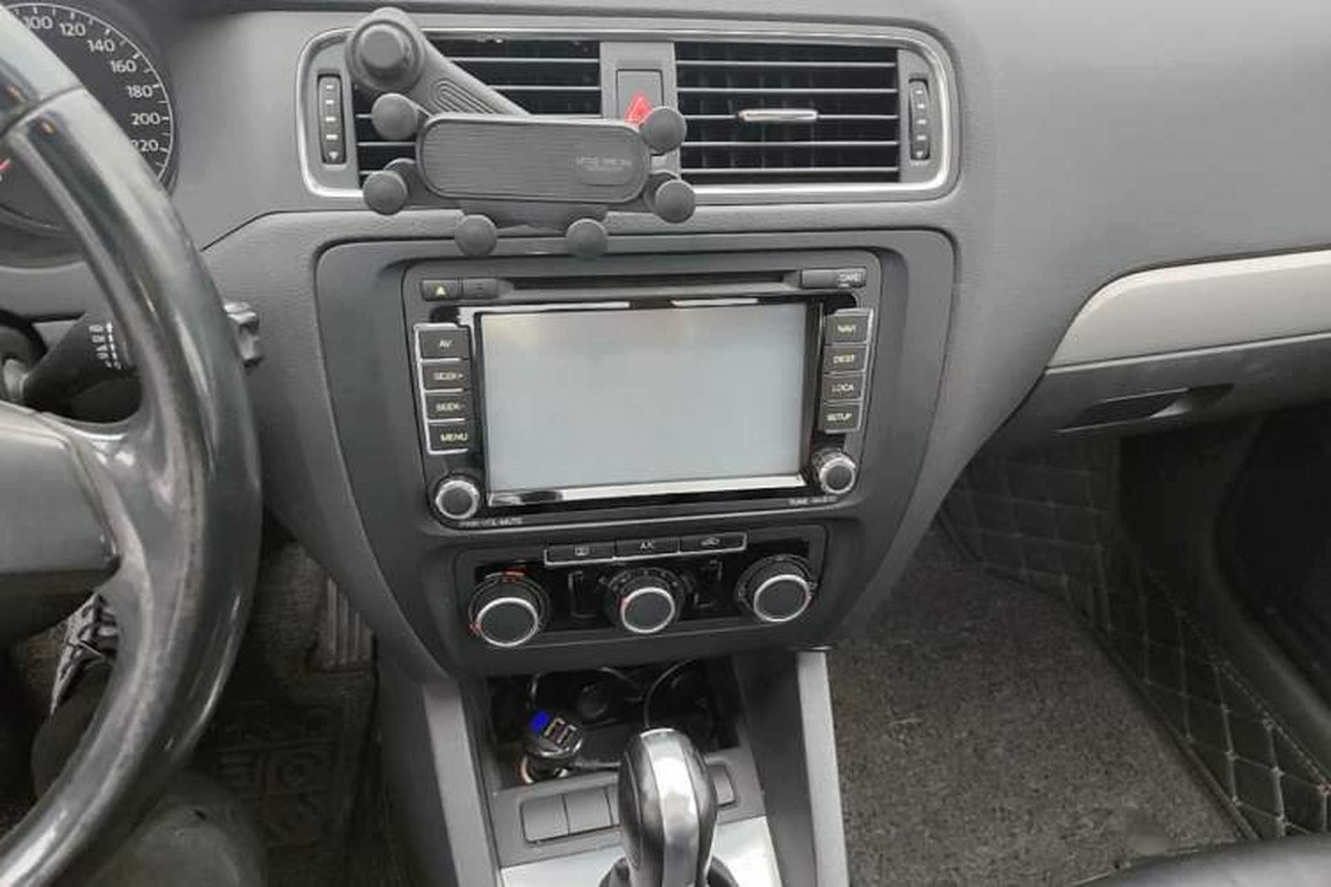Used Volkswagen Sagitar 2014 Revised Version 1.6L Automatic Comfort Edition Audio And AC Panel