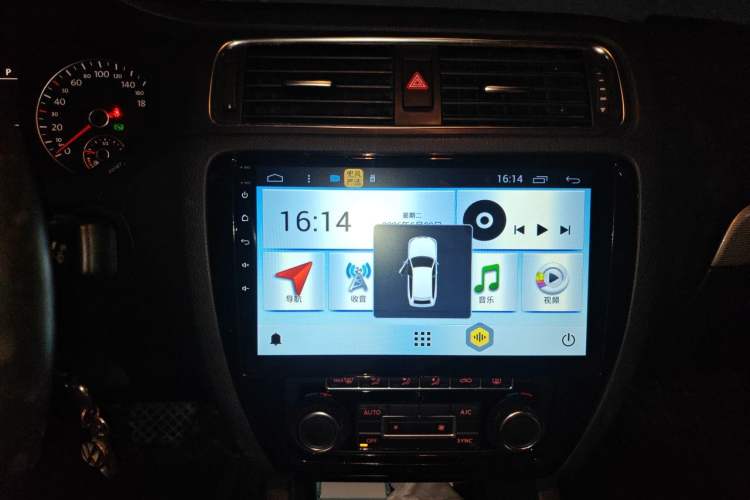 Used Volkswagen Sagitar 2014 Revised Version 1.4TSI Automatic Luxury Edition Audio And AC Panel