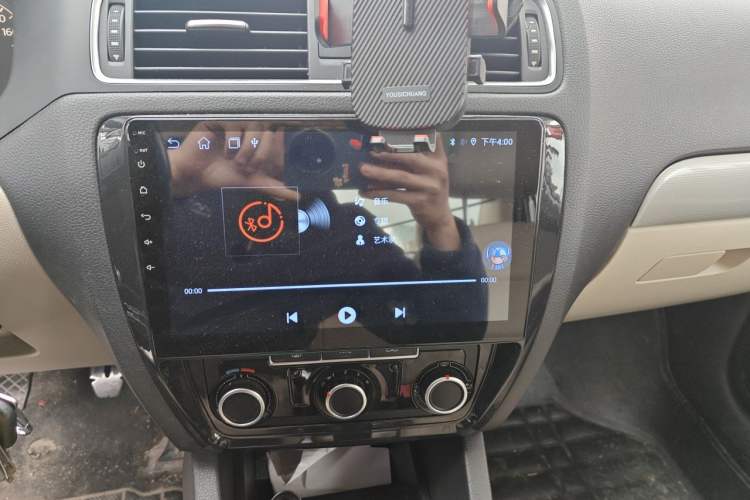 Used Volkswagen Sagitar 2014 1.6L Manual Comfort Model Audio And AC Panel