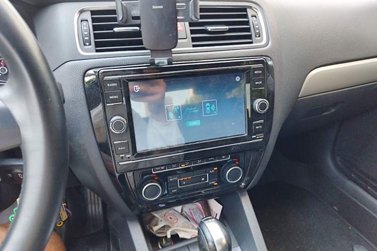 Used Volkswagen Sagitar 2014 1.4TSI Automatic Luxury Model Audio And AC Panel