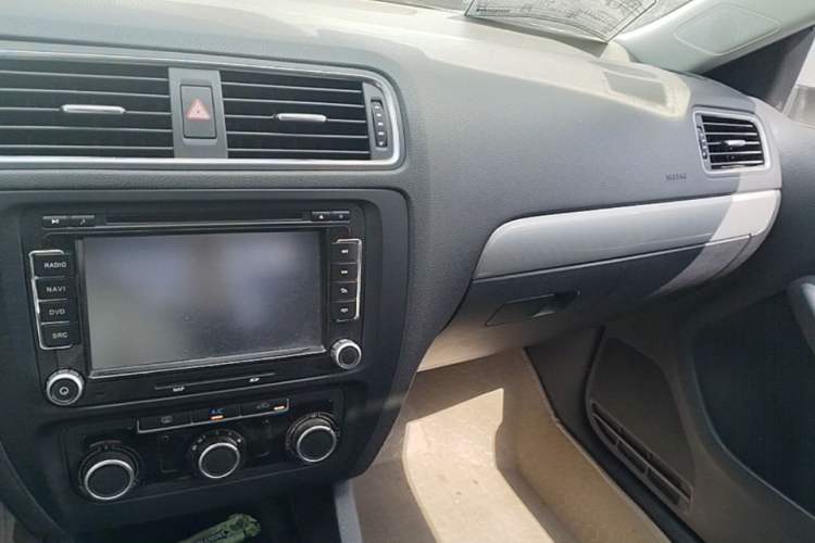 Used Volkswagen Sagitar 2014 Revised Version 1.6L Manual Comfort Edition Audio And AC Panel