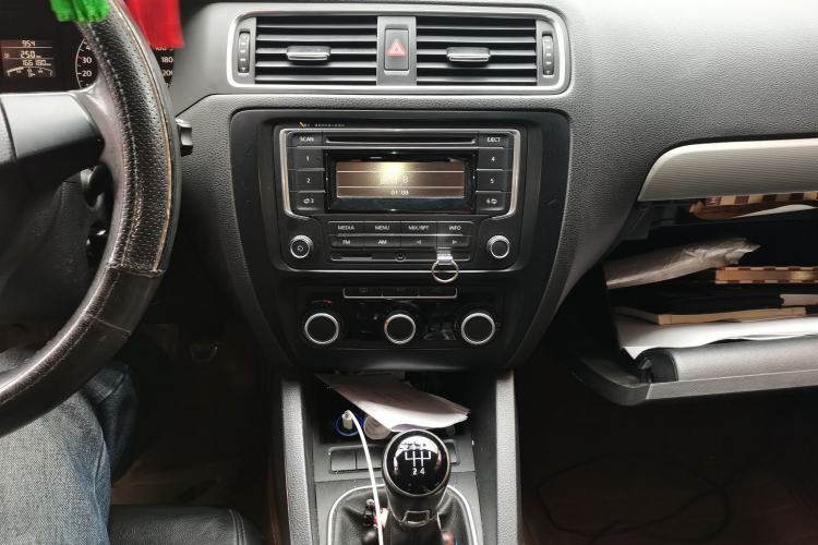 Used Volkswagen Sagitar 2014 Revised Version 1.6L Manual Comfort Edition Audio And AC Panel