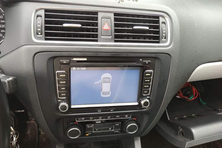 Used Volkswagen Sagitar 2014 1.4TSI Automatic Luxury Model Audio And AC Panel