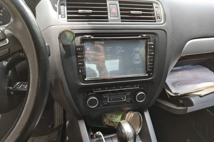 Used Volkswagen Sagitar 2014 Revised Version 1.4TSI Automatic Luxury Edition Audio And AC Panel