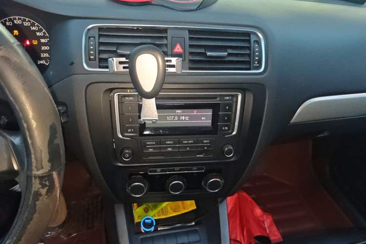 Used Volkswagen Sagitar 2014 Revised Version 1.6L Automatic Fashionable Style Audio And AC Panel