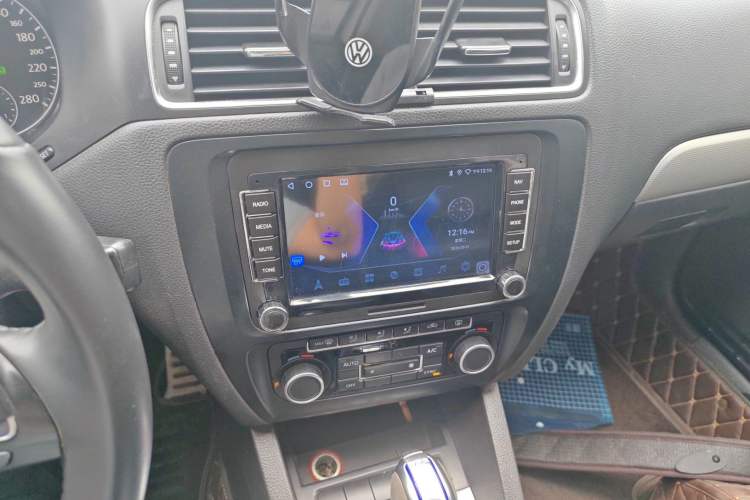 Used Volkswagen Sagitar 2014 1.4TSI Automatic Luxury Model Audio And AC Panel