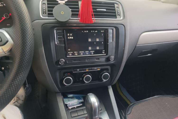Used Volkswagen Sagitar 2014 Revised Version 1.6L Automatic Comfort Edition Audio And AC Panel