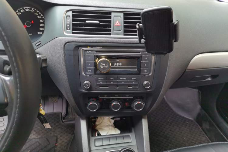 Used Volkswagen Sagitar 2014 Revised Version 1.6L Manual Leading Edition Audio And AC Panel