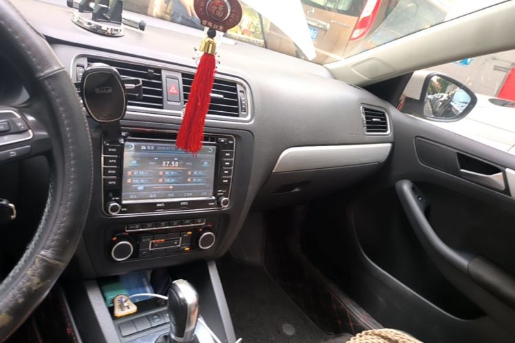 Used Volkswagen Sagitar 2014 1.4TSI BlueMotion Edition Audio And AC Panel