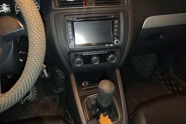 Used Volkswagen Sagitar 2014 Revised Version 1.6L Manual Comfort Edition Audio And AC Panel