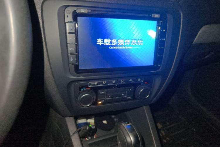 Used Volkswagen Sagitar 2014 Revised Version 1.4TSI Automatic Luxury Edition Audio And AC Panel