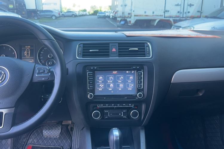 Used Volkswagen Sagitar 2014 Revised Version 1.4TSI Automatic Luxury Edition Audio And AC Panel