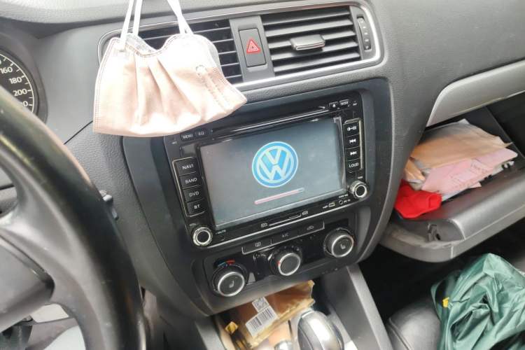 Used Volkswagen Sagitar 2014 1.6L Automatic Comfort Model Audio And AC Panel