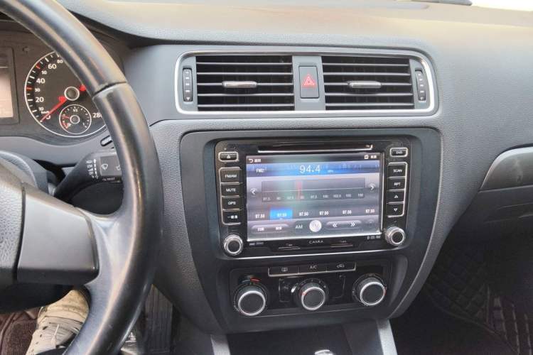 Used Volkswagen Sagitar 2014 Revised Version 1.4TSI Automatic Fashion Edition Audio And AC Panel