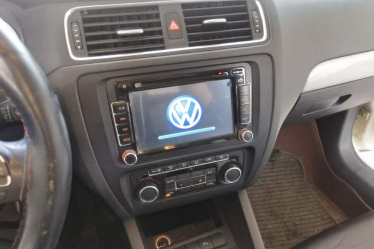 Used Volkswagen Sagitar 2014 Revised Version 1.4TSI Manual Luxury Edition Audio And AC Panel