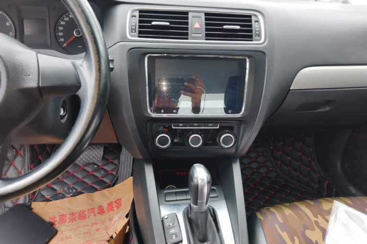 Used Volkswagen Sagitar 2014 Revised Version 1.6L Automatic Leading Edition Audio And AC Panel