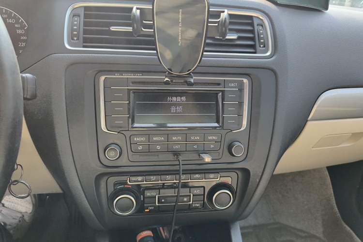 Used Volkswagen Sagitar 2014 1.4TSI Automatic Luxury Model Audio And AC Panel