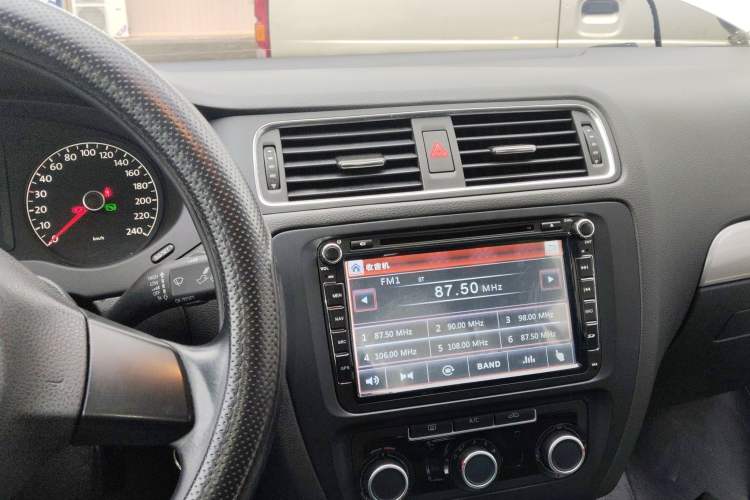 Used Volkswagen Sagitar 2014 Revised Version 1.6L Automatic Leading Edition Audio And AC Panel