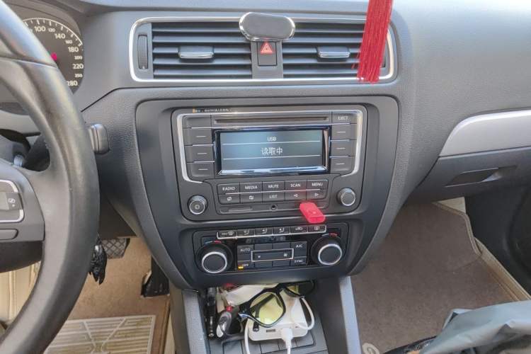Used Volkswagen Sagitar 2014 1.4TSI Manual Luxury Model Audio And AC Panel