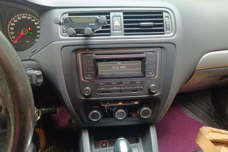Used Volkswagen Sagitar 2014 1.6L Automatic Comfort Model Audio And AC Panel