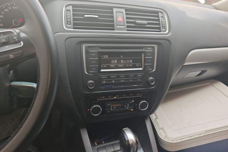 Used Volkswagen Sagitar 2014 Revised Version 1.4TSI Automatic Luxury Edition Audio And AC Panel