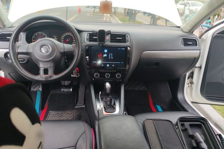 Used Volkswagen Sagitar 2014 Revised Version 1.6L Automatic Fashionable Style Center Console