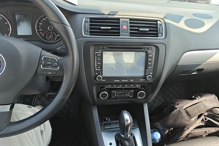 Used Volkswagen Sagitar 2014 Revised Version 1.4TSI Automatic Luxury Edition Center Console