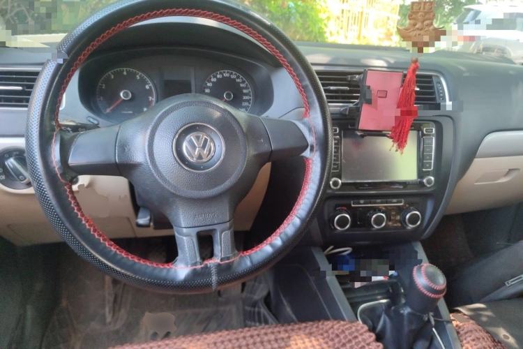 Used Volkswagen Sagitar 2014 1.6L Manual Comfort Model Center Console