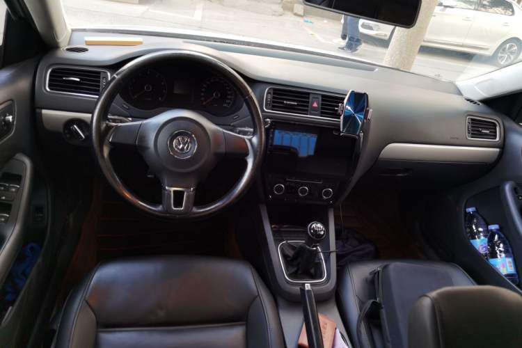 Used Volkswagen Sagitar 2014 1.6L Manual Comfort Model Center Console