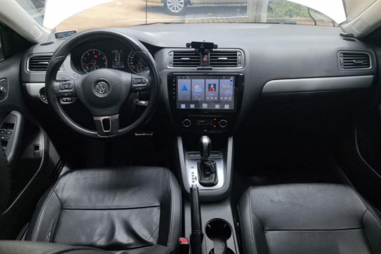 Used Volkswagen Sagitar 2014 Revised Version 1.4TSI Automatic Luxury Edition Center Console