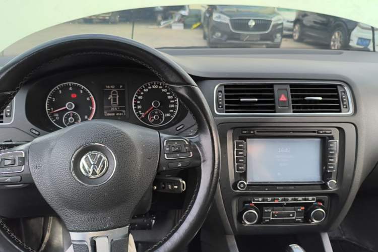Used Volkswagen Sagitar 2014 Revised Version 1.4TSI Automatic Luxury Edition Center Console
