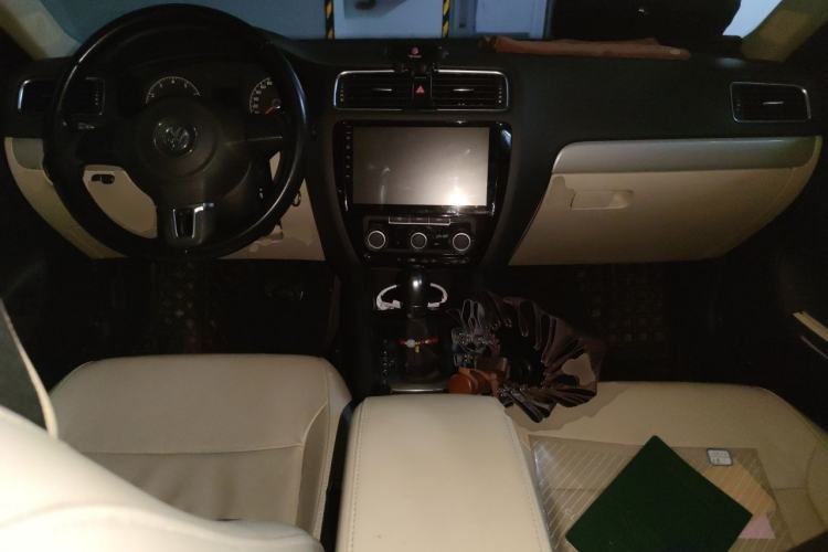 Used Volkswagen Sagitar 2014 Revised Version 1.6L Automatic Comfort Edition Center Console