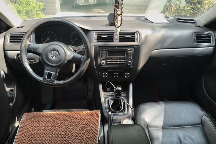 Used Volkswagen Sagitar 2014 Revised Version 1.6L Manual Comfort Edition Center Console