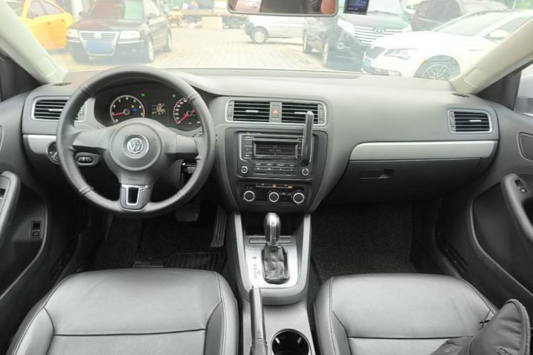 Used Volkswagen Sagitar 2014 Revised Version 1.6L Automatic Comfort Edition Center Console