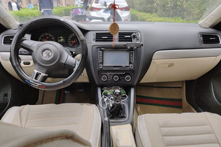 Used Volkswagen Sagitar 2014 Revised Version 1.6L Manual Comfort Edition Center Console