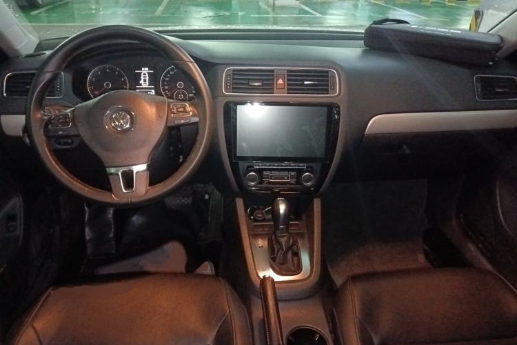 Used Volkswagen Sagitar 2014 Revised Version 1.4TSI Automatic Luxury Edition Center Console