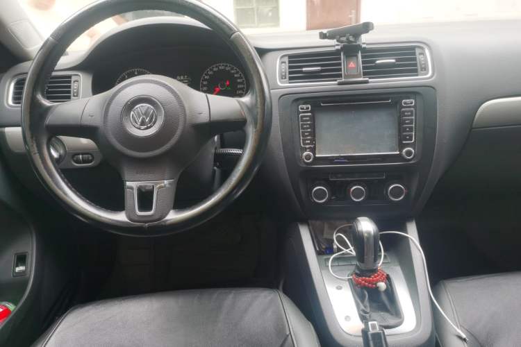 Used Volkswagen Sagitar 2014 1.6L Automatic Comfort Model Center Console