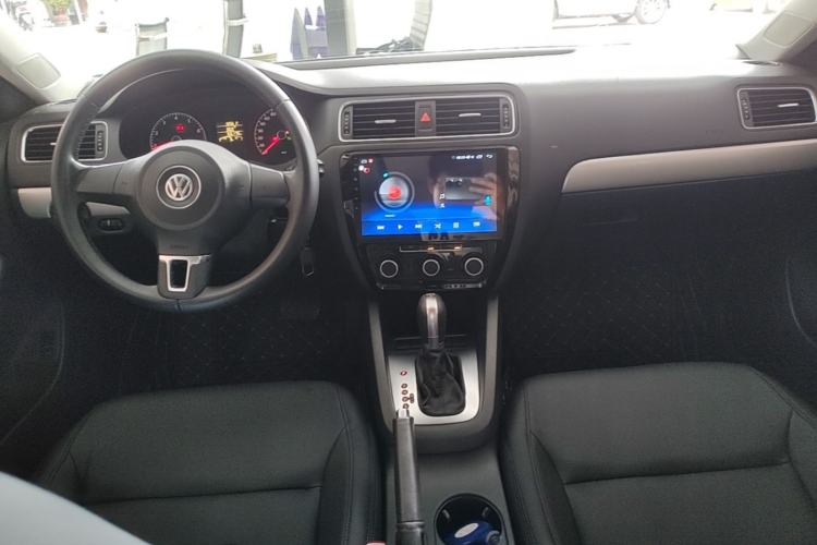 Used Volkswagen Sagitar 2014 Revised Version 1.6L Automatic Comfort Edition Center Console